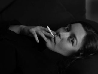 בחורה מעשנת סיגריה